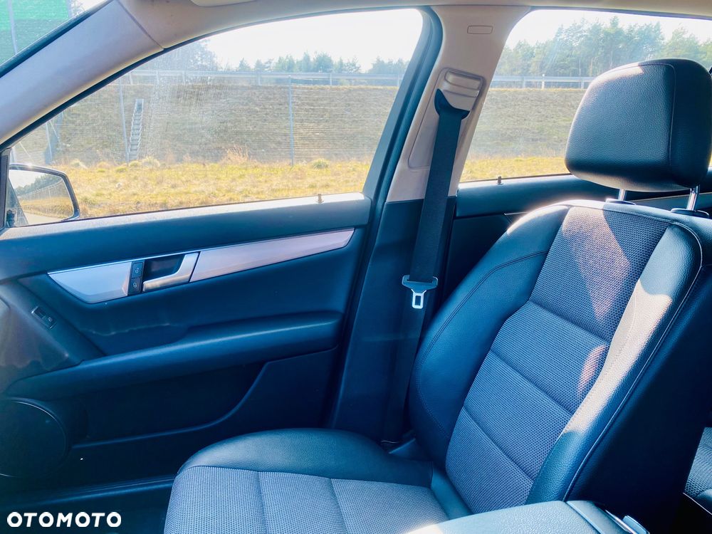 Mercedes-Benz Klasa C 180 CGI Automatik BlueEFFICIENCY Avantgarde - 27