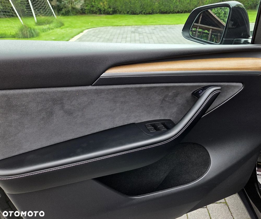 Tesla Model Y Long Range Dual Motor AWD - 22