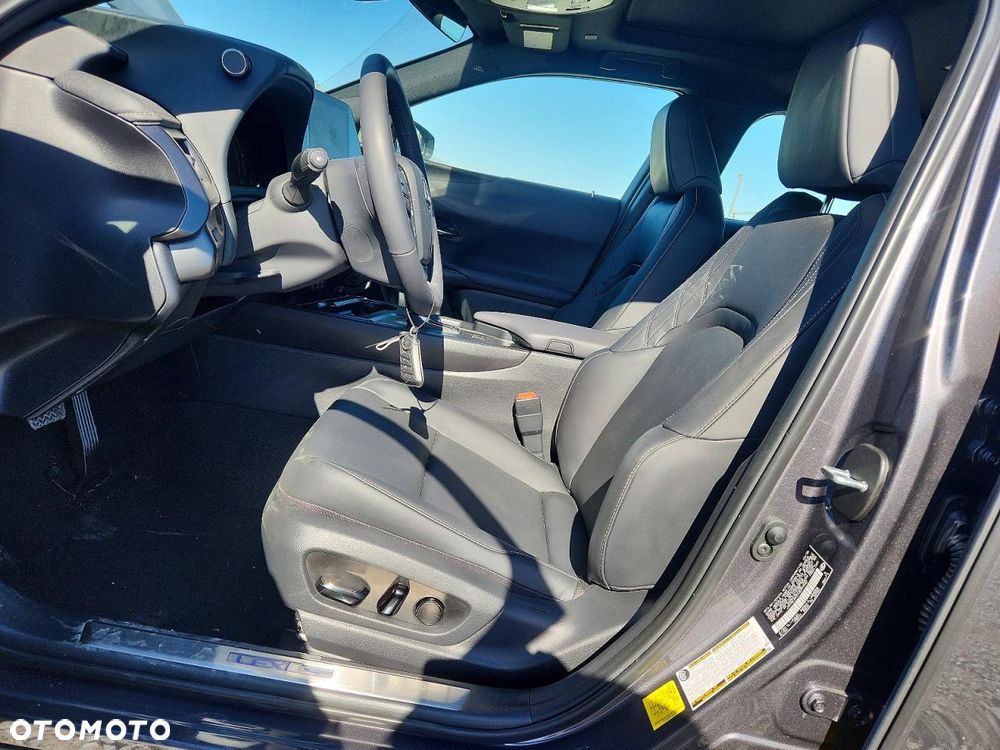 Lexus UX 300h - 8