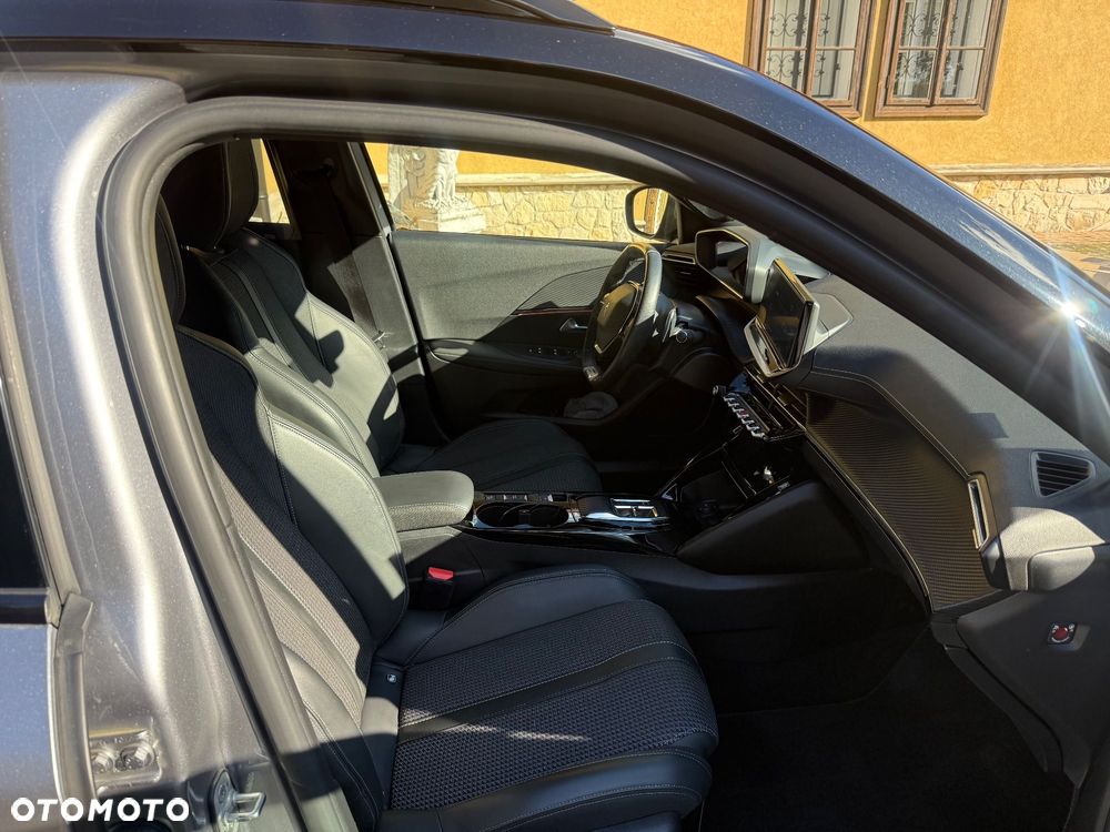 Peugeot 2008 PureTech 130 EAT8 GT - 25