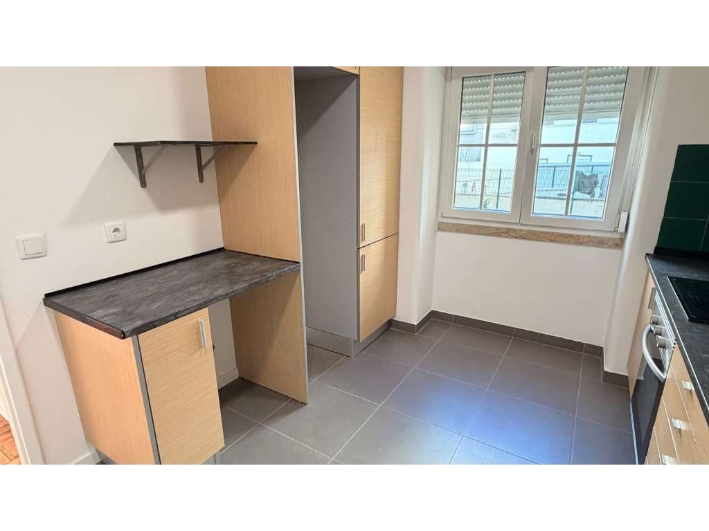 T2 remodelado e semiequipado em Almada -Centro - Grande imagem: 2/20