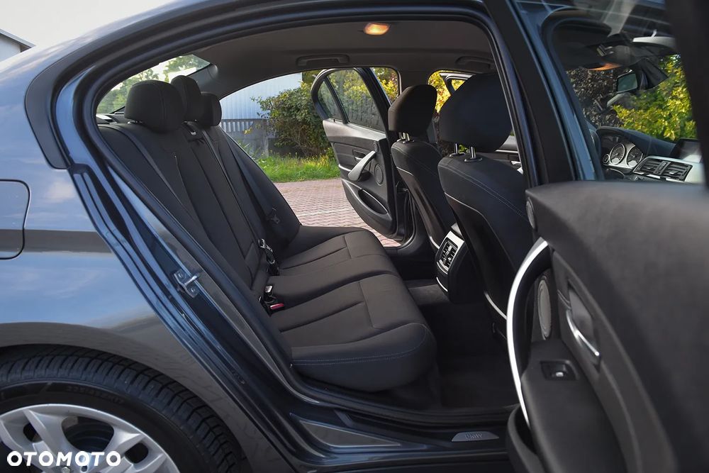 BMW Seria 3 318d Sport Line - 32