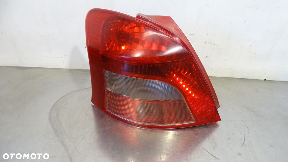 LAMPA LEWA TYLNA TOYOTA YARIS II 1.0 - 1