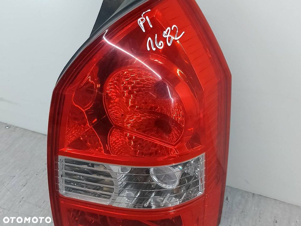LAMPA TYLNA PRAWA HYUNDAI TUSCON I 92402-2E0 - 7