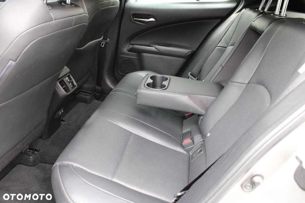 Lexus UX - 10