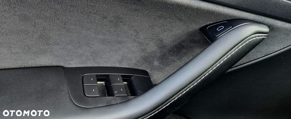 Tesla Model Y Long Range Dual Motor AWD - 26