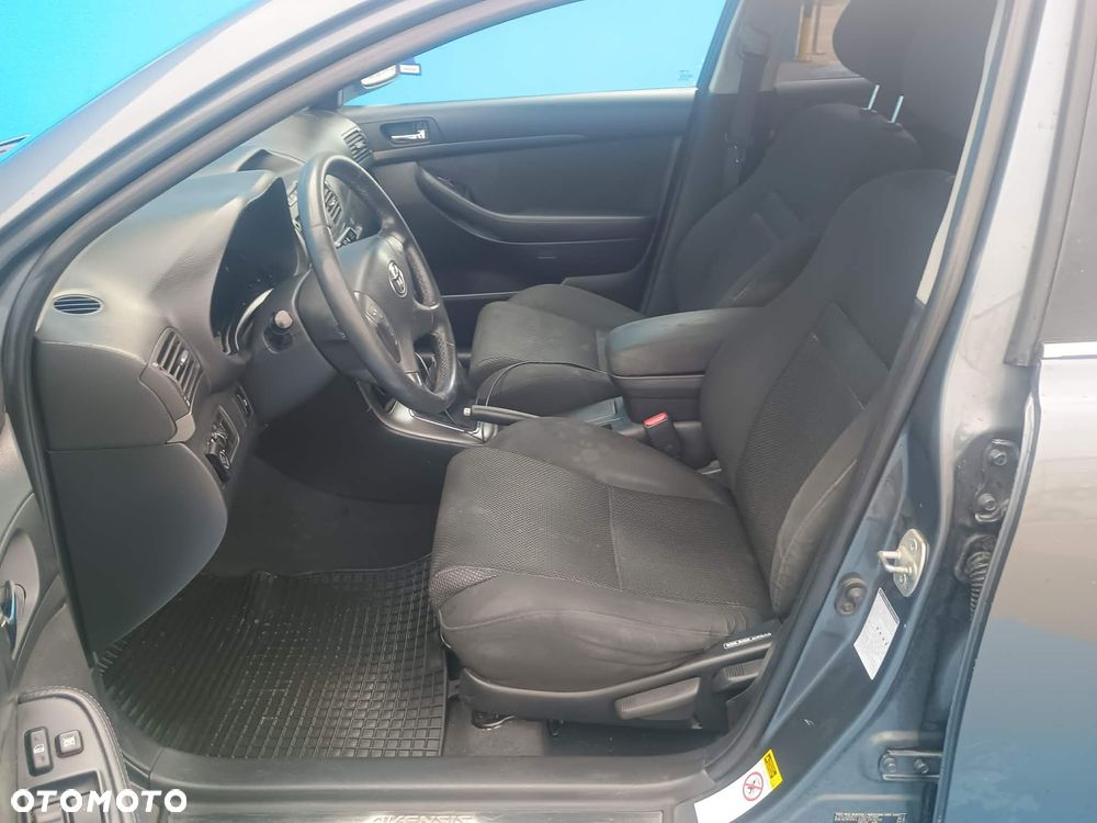 Toyota Avensis - 8