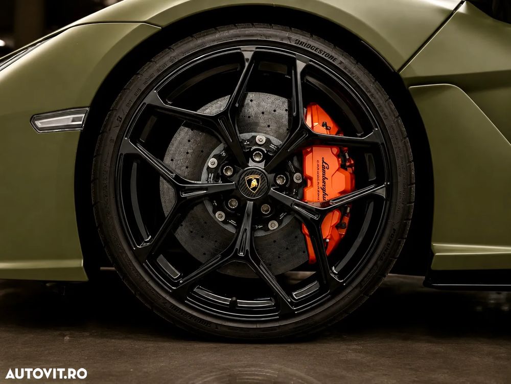 Lamborghini Revuelto - 11