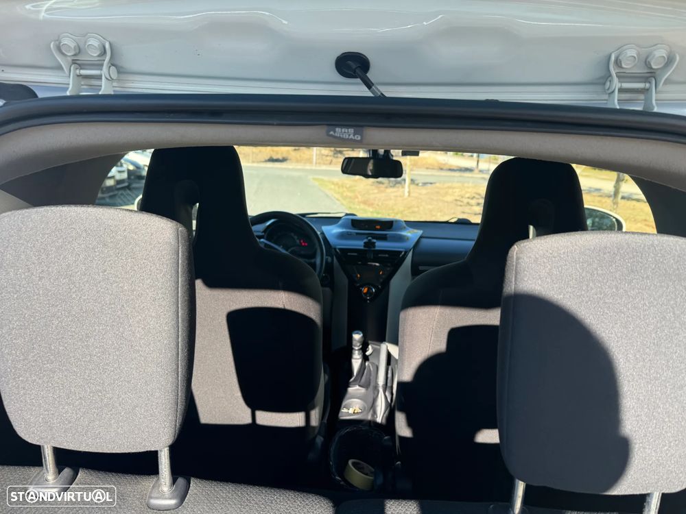 Toyota iQ - 15