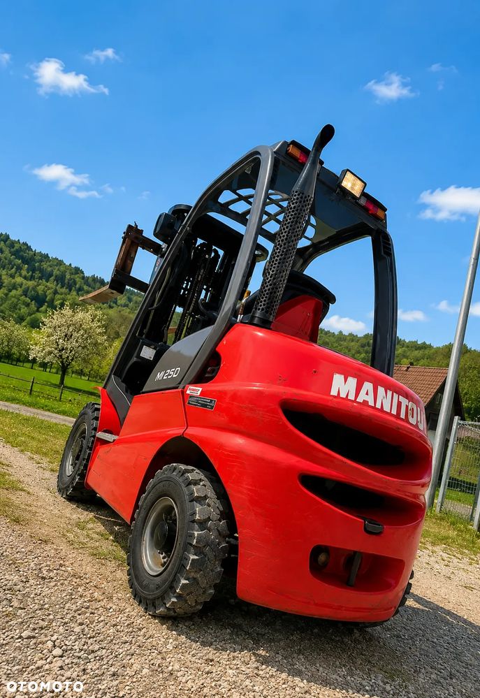 Manitou MI25D Wózek Widłowy 2,5 tony. Posuw Hydrauliczny. Maszt triplex. Wolny skok! Wysokość Podnoszenia 5 metrów. Jak nowy z Salonu. Pochodzi z Norweskiego Gospodarstwa! Aktualne przeglądy DEKRA i serwisy! Opony jak Nowe. Silnik Yanmar. Małe gabarety bardzo zwrotna maszyna! Zero luzów wycieków i zniszczeń. OKAZJA. Pełny ORYGINAŁ! Rok Prod. 2014. Niski przebieg 3300mtg - 24