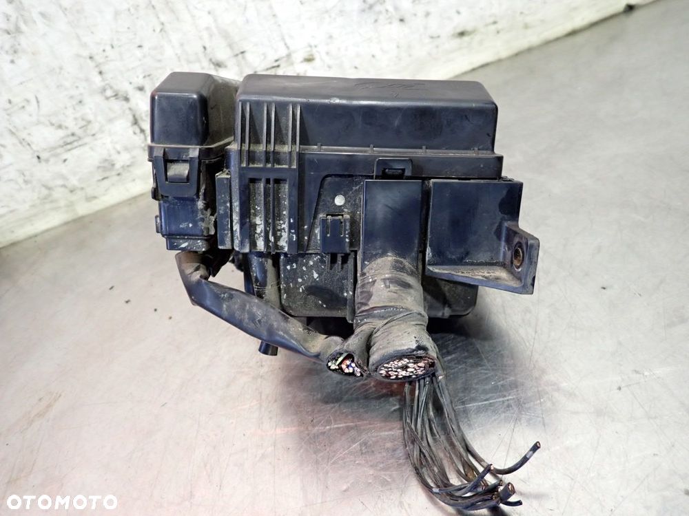 SKRZYNKA BEZPIECZNIKÓW MITSUBISHI LANCER VII 2.0 - 6