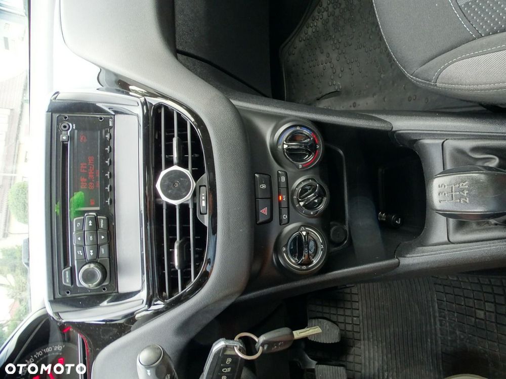 Peugeot 208 - 8