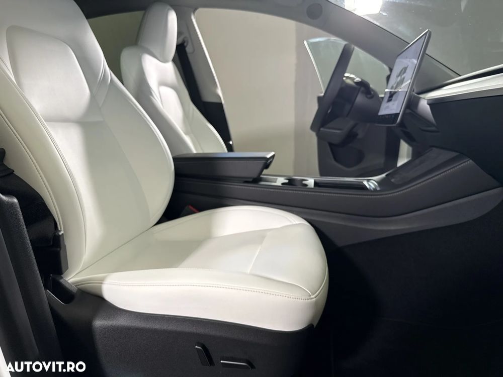 Tesla Model Y - 12