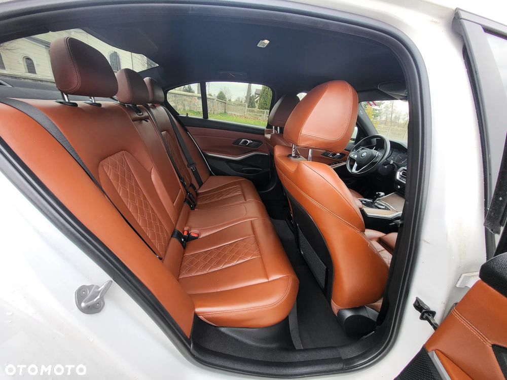 BMW Seria 3 318d Sport Line - 32
