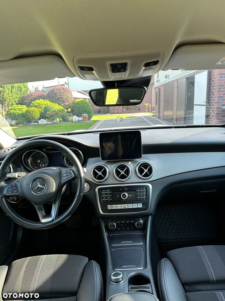 Mercedes-Benz GLA 200 7G-DCT - 12