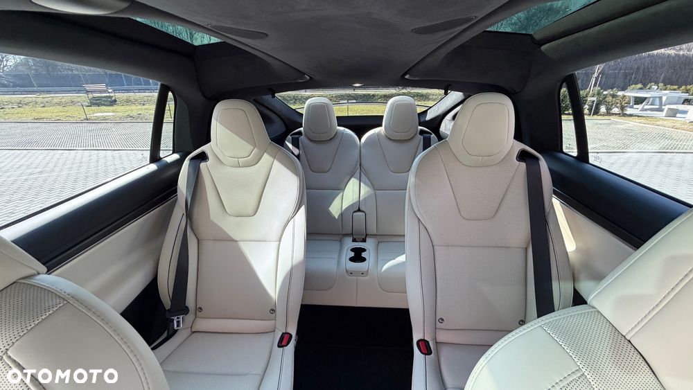 Tesla Model X - 15