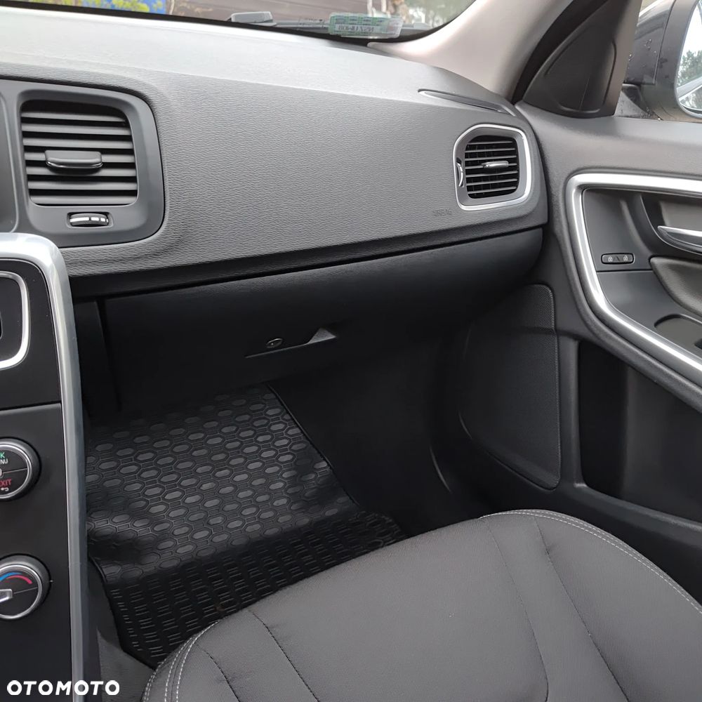 Volvo V60 D2 Momentum - 12
