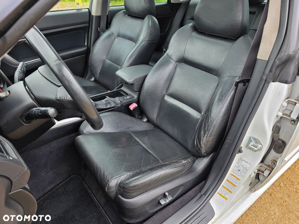 Subaru Legacy - 32
