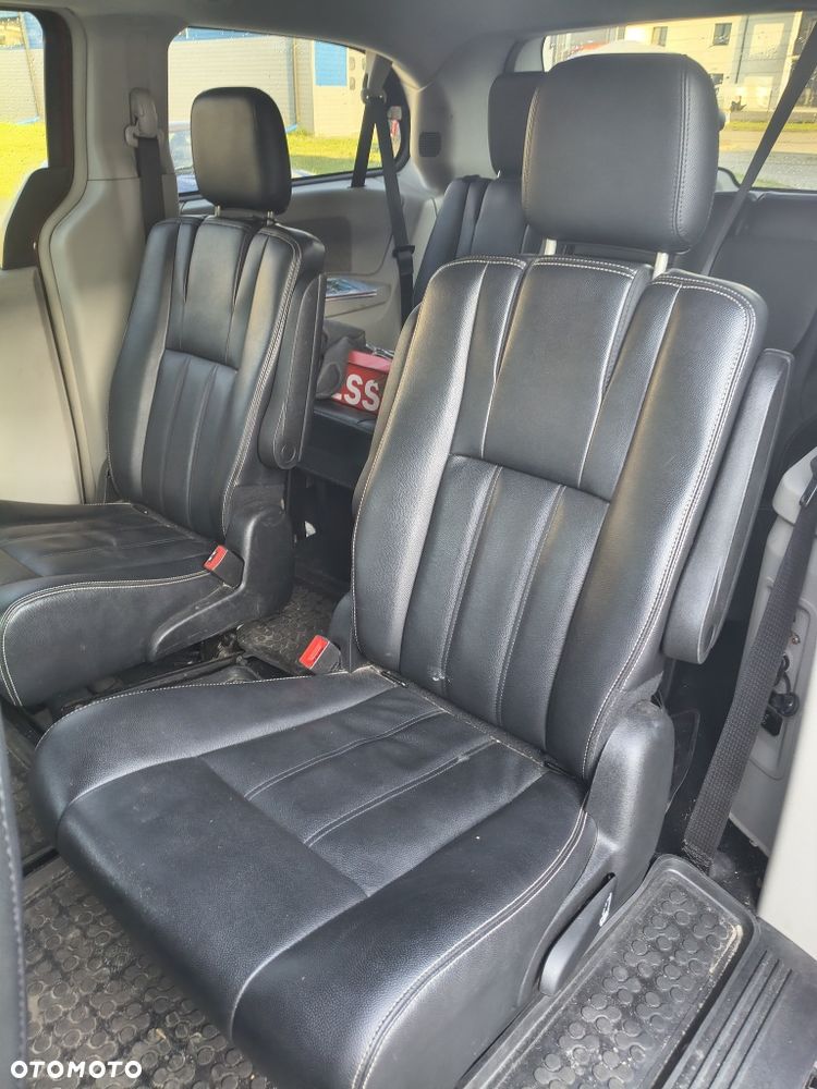 Chrysler Town & Country - 5