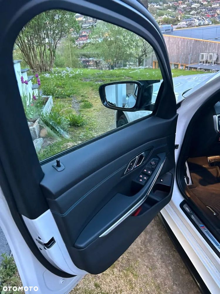 BMW Seria 3 330e PHEV M Sport - 12