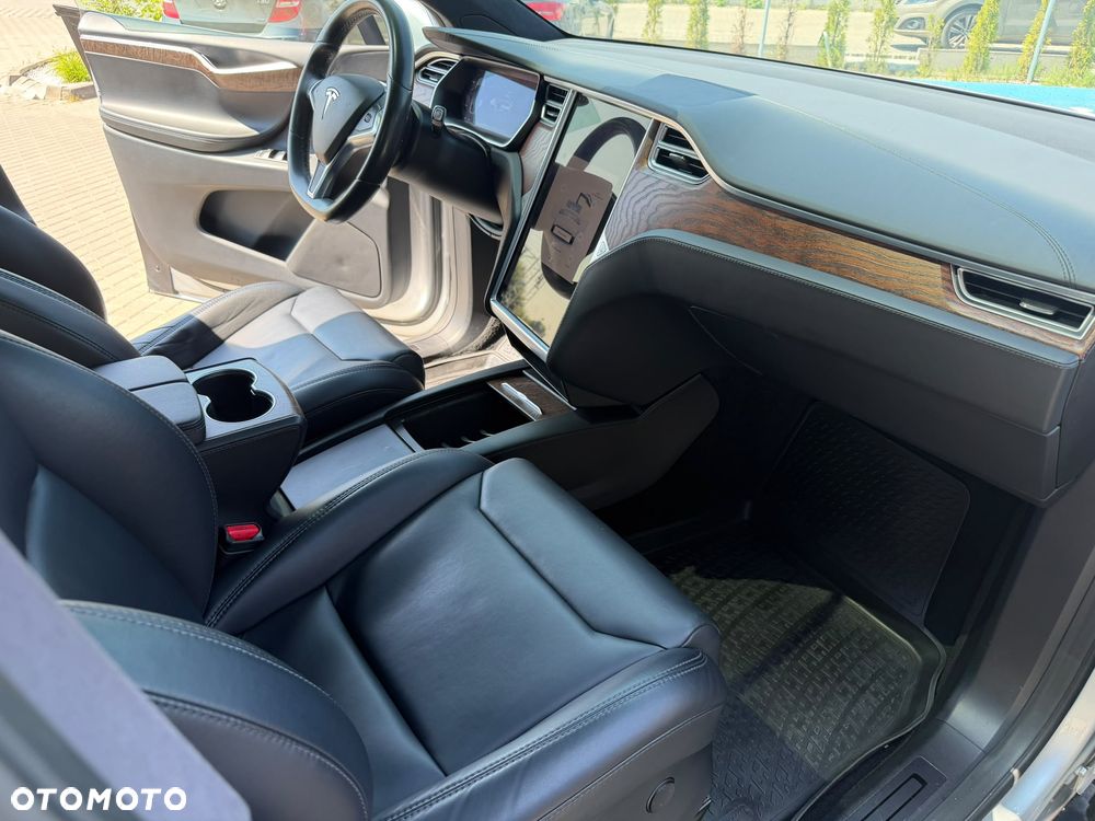 Tesla Model X - 14