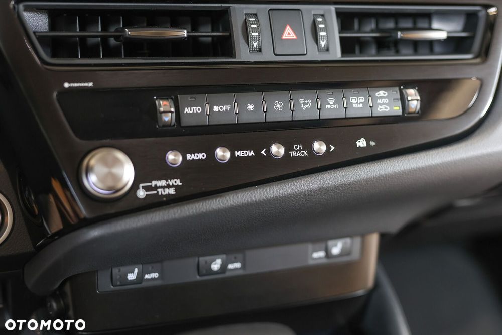 Lexus ES 300h F Sport Design - 20