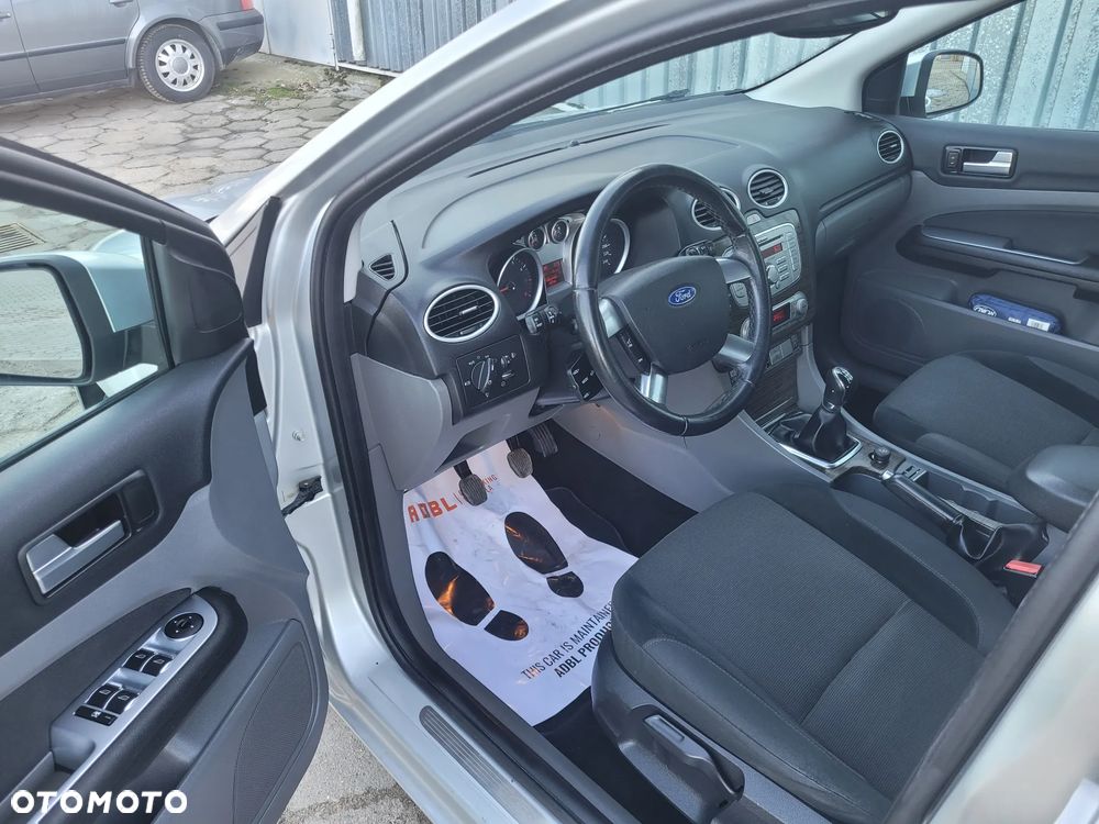 Ford Focus 1.6 Ghia - 11