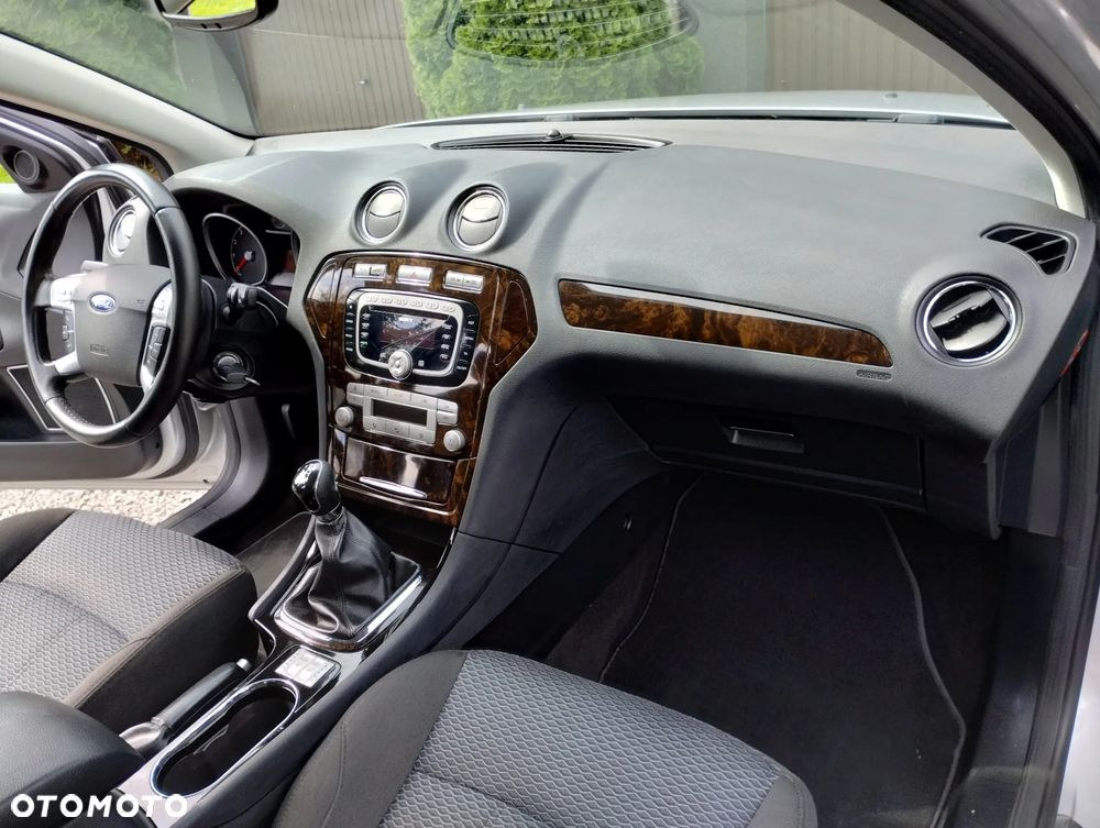 Ford Mondeo 2.0 Ghia - 32