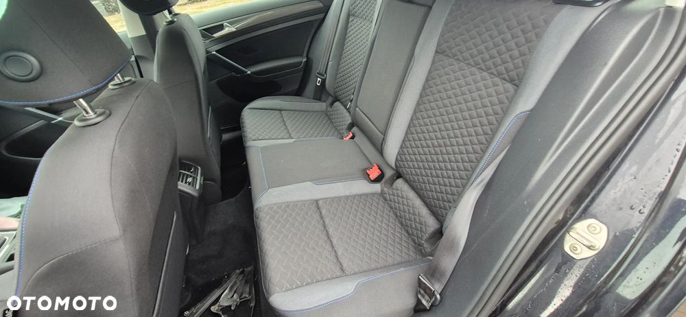 Volkswagen Golf - 28