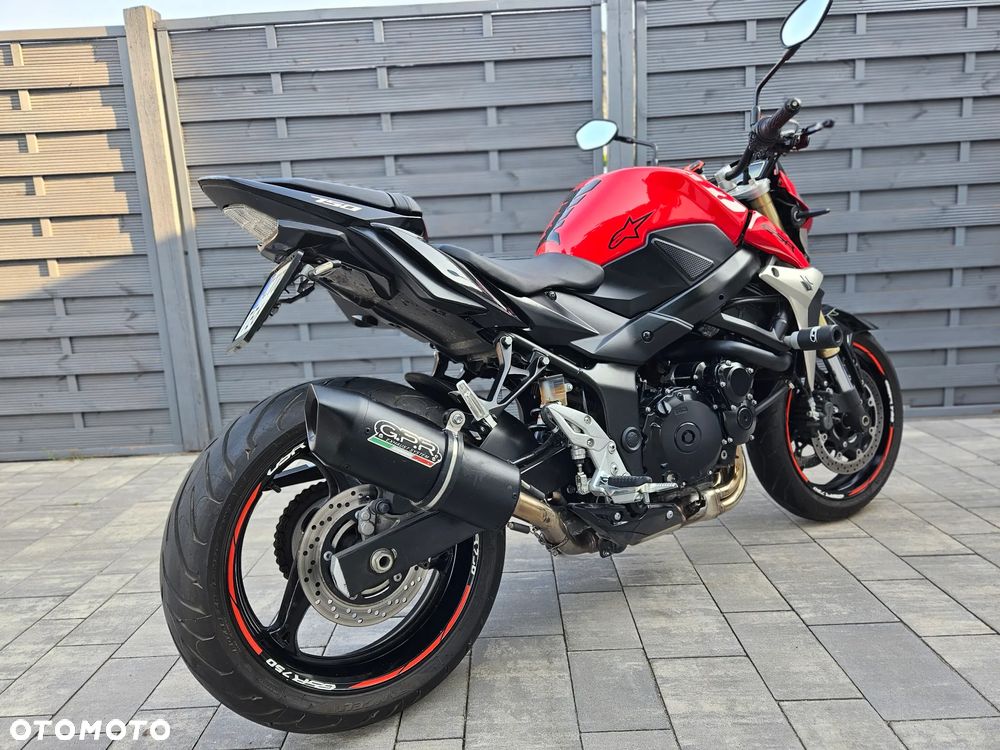 Suzuki GSR - 2
