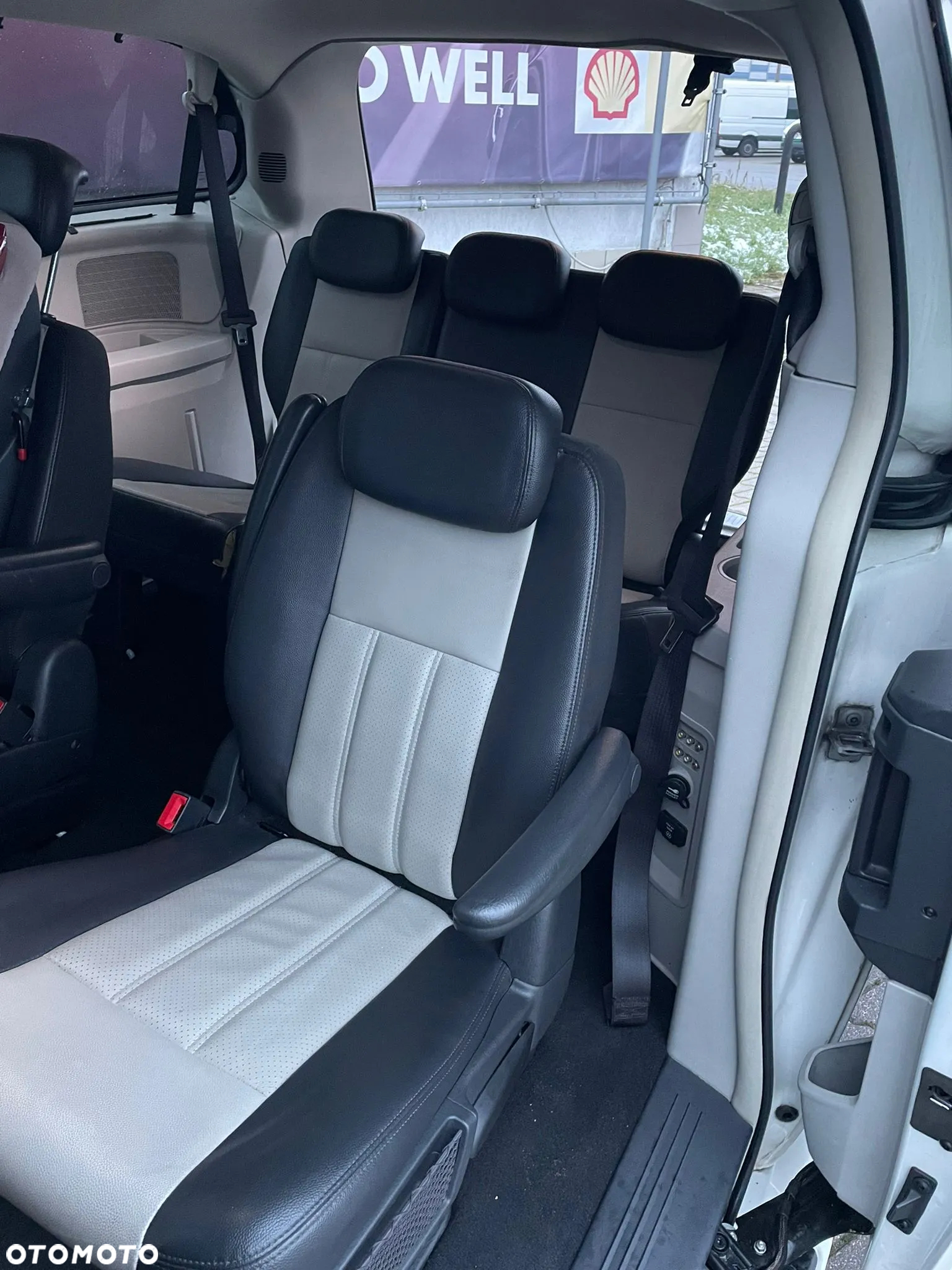 Chrysler Town & Country - 19