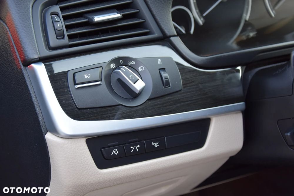 BMW Seria 5 535i Sport-Aut - 32