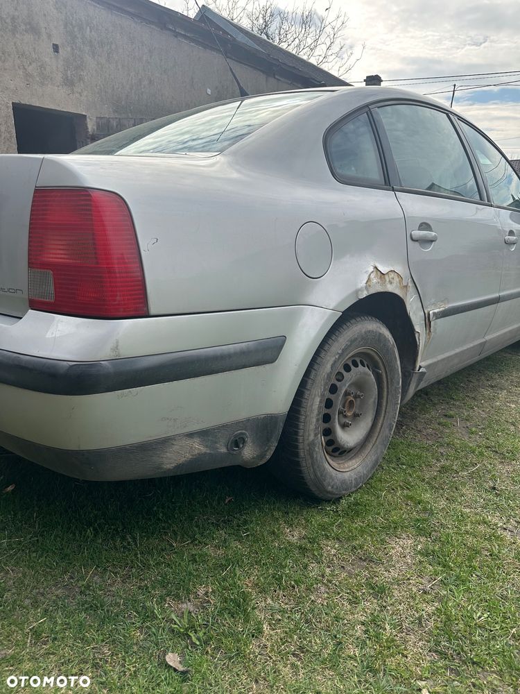 Volkswagen Passat 1.6 - 8