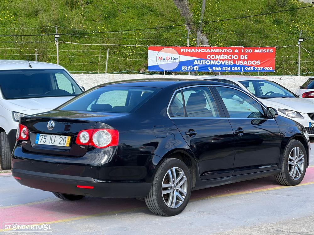 VW Jetta 1.6 TDi Confortline - 4