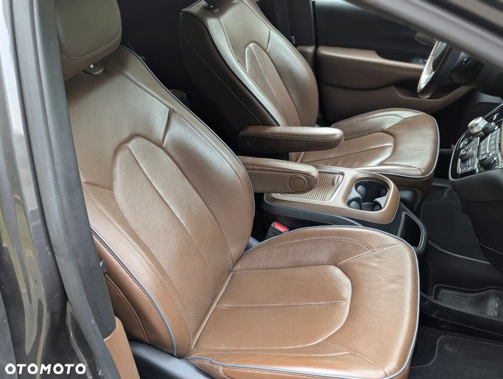 Chrysler Pacifica - 16