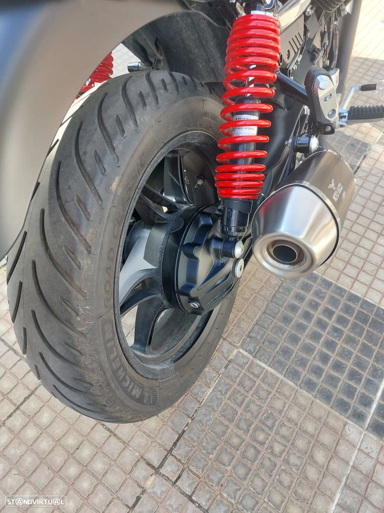 Moto Guzzi V7 Stone Special Edition - 12