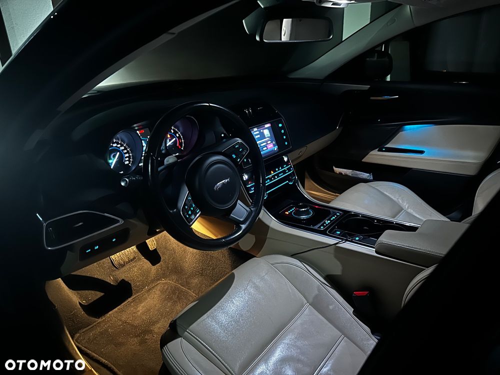 Jaguar XE 2.0 T Prestige - 5