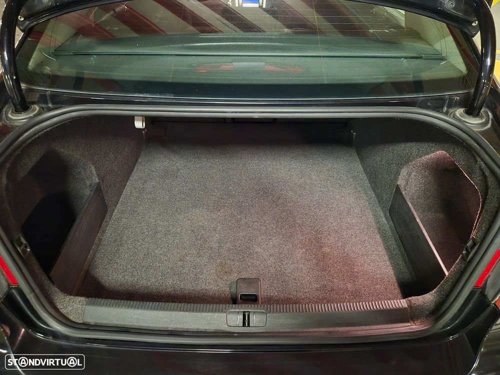 VW Passat 2.0 TDI Confortline - 35