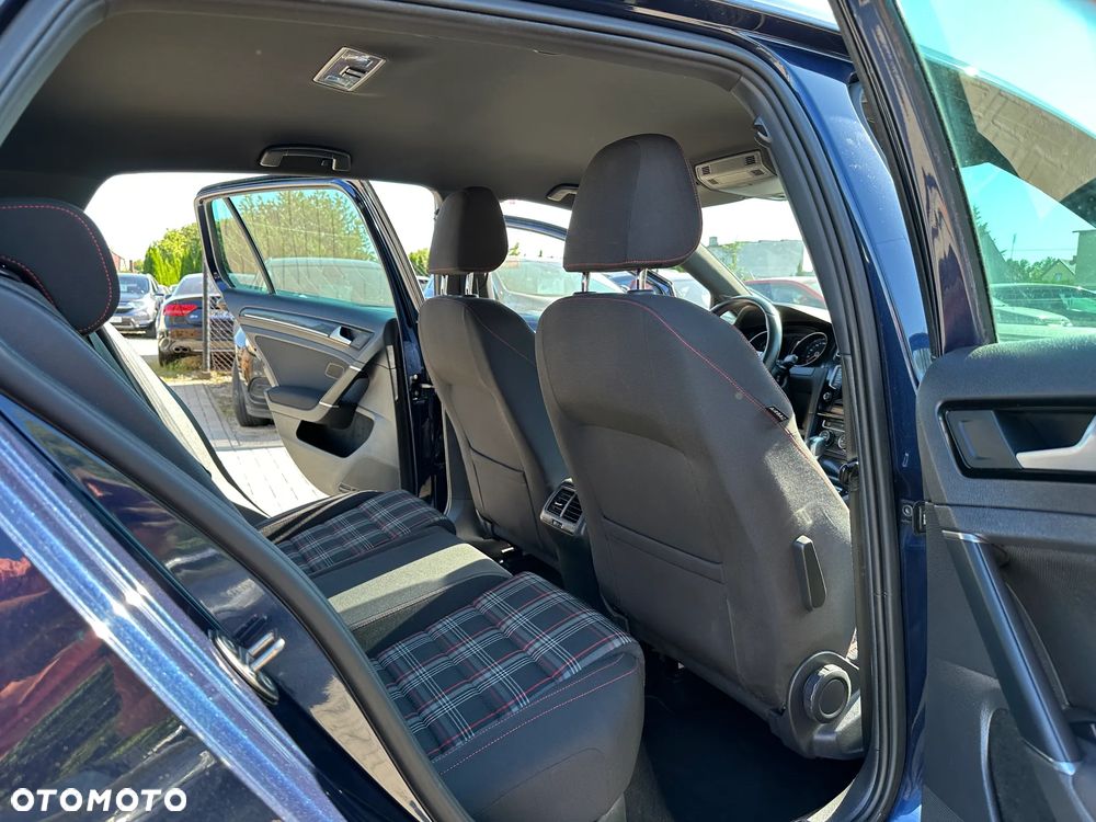 Volkswagen Golf - 24