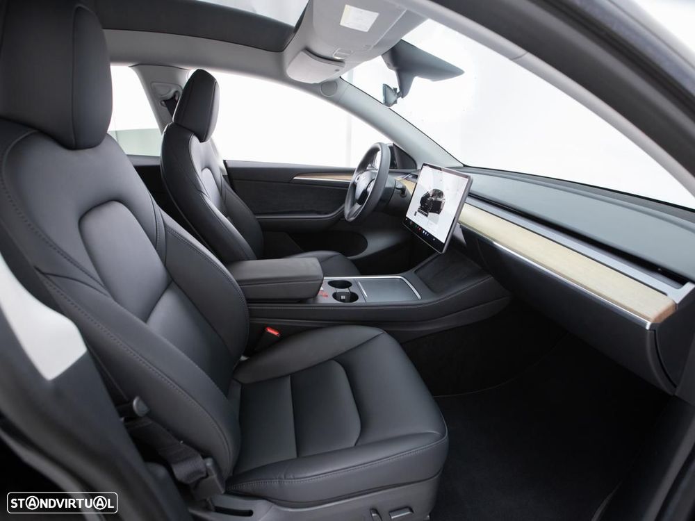 Tesla Model Y Long Range Dual Motor AWD — fotografia 10