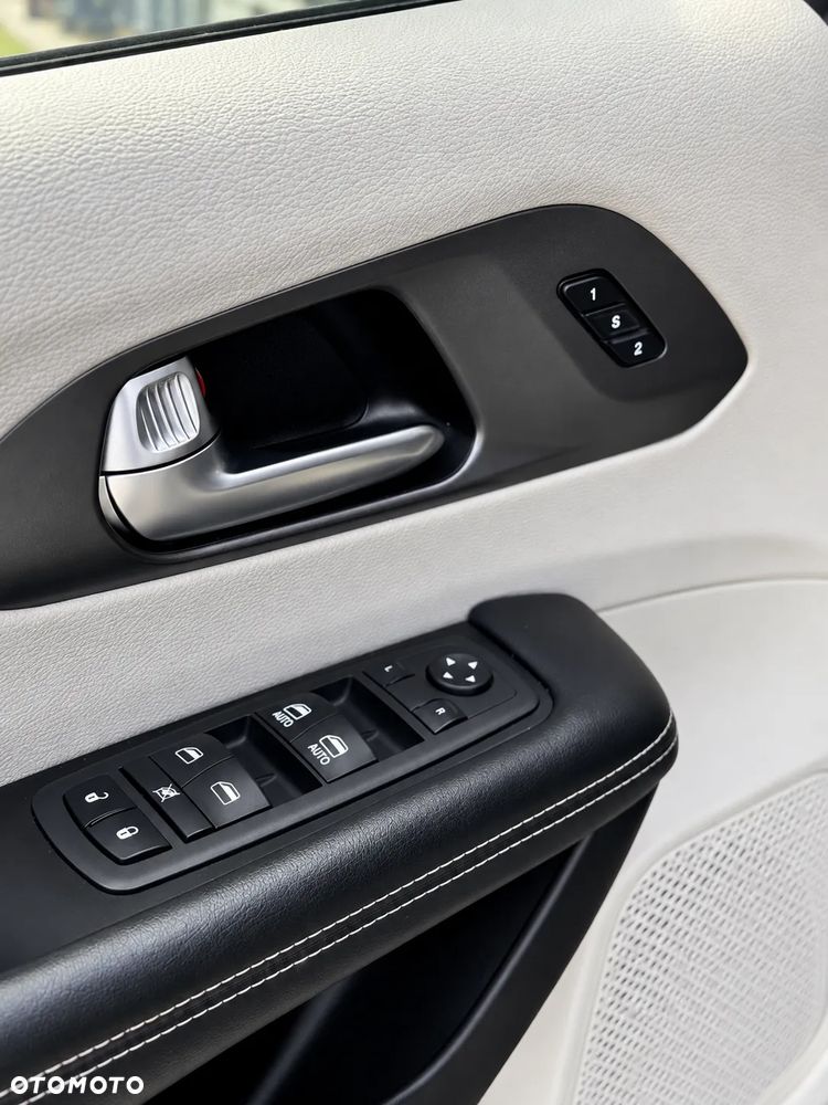 Chrysler Pacifica - 16
