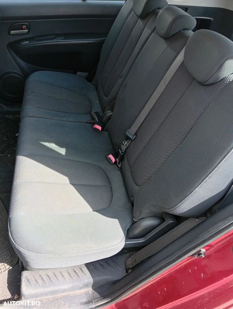 Dezmembrez  KIA CARENS 2008 2.0 CRDI 140 CP E4 - 7