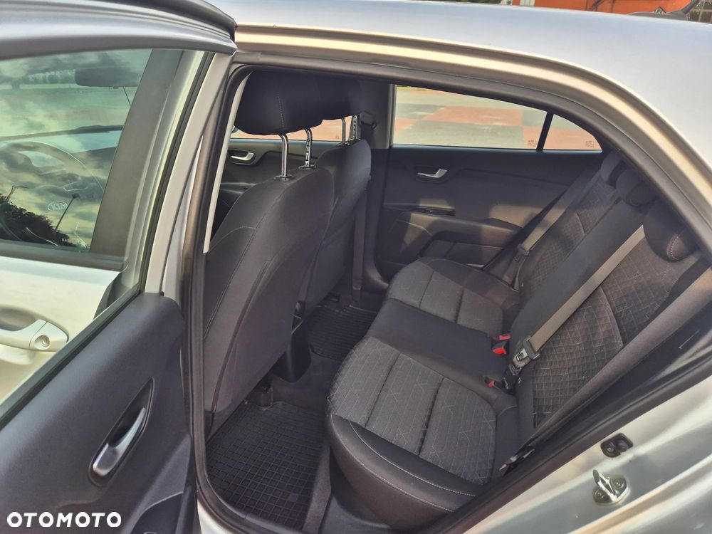 Kia Rio 1.2 L - 6