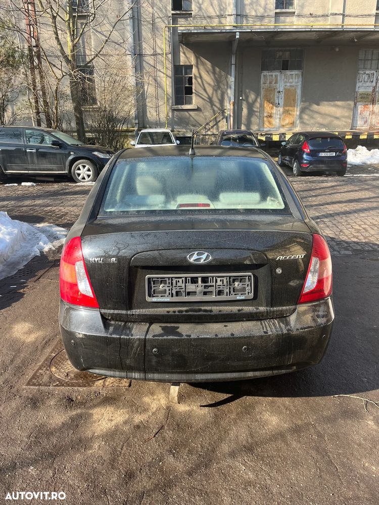 Dezmembrez Hyundai Accent 3 negru 2008 1,4 benzina 71KW - 11