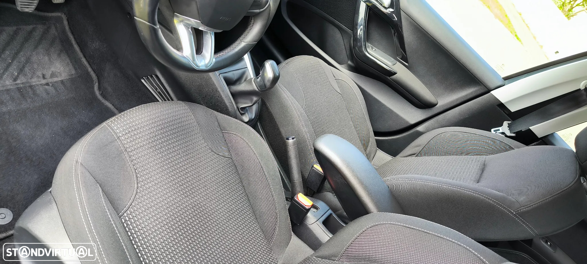 Peugeot 208 1.2 PureTech Style - 18