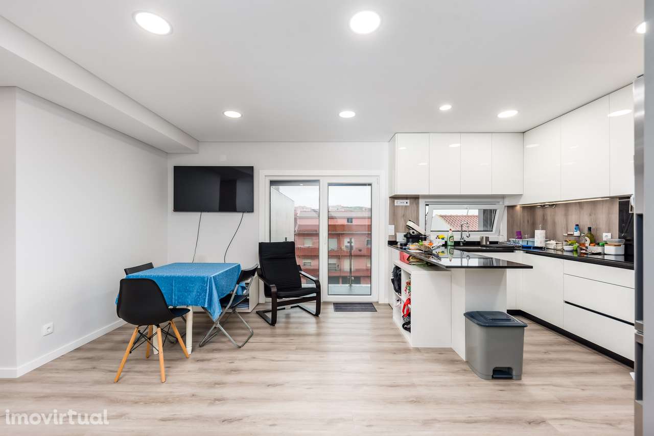 T2 Casal de Cambra | Seminovo | Garagem e Varanda - Grande imagem: 3/17