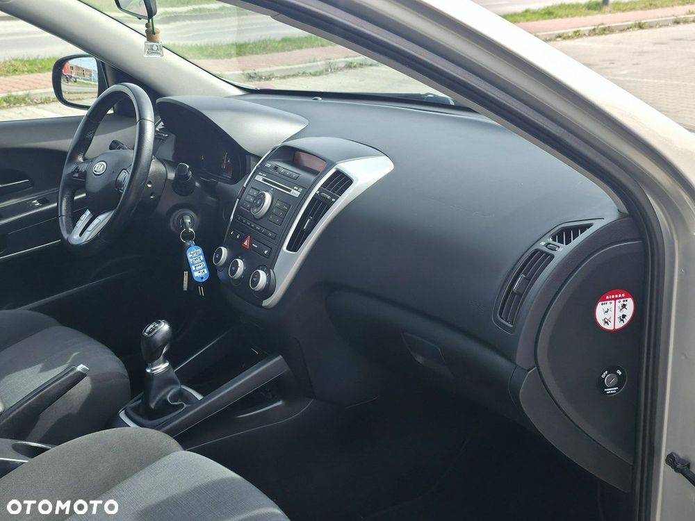 Kia Ceed - 8