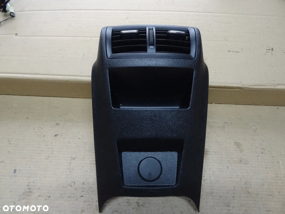 ZAKOŃCZENIE KONSOLI ŚRODKOWEJ GNIAZDO 12V PANEL CZARNY NAWIEWY TYŁ OPEL INSIGNIA A - 1