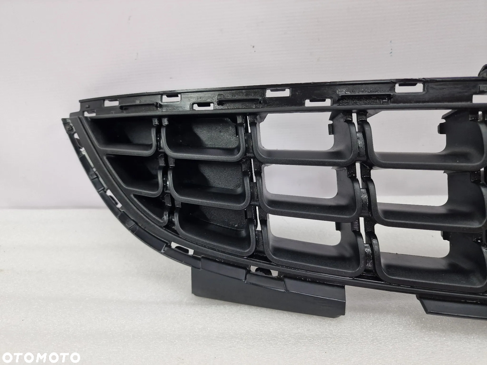 OPEL CORSA D LIFT 11 - KRATKA ŚRODKOWA ZDERZAKA PRZEDNIEGO PRZÓD , NR 13286021 , NR AUKCJI KR27 - 3