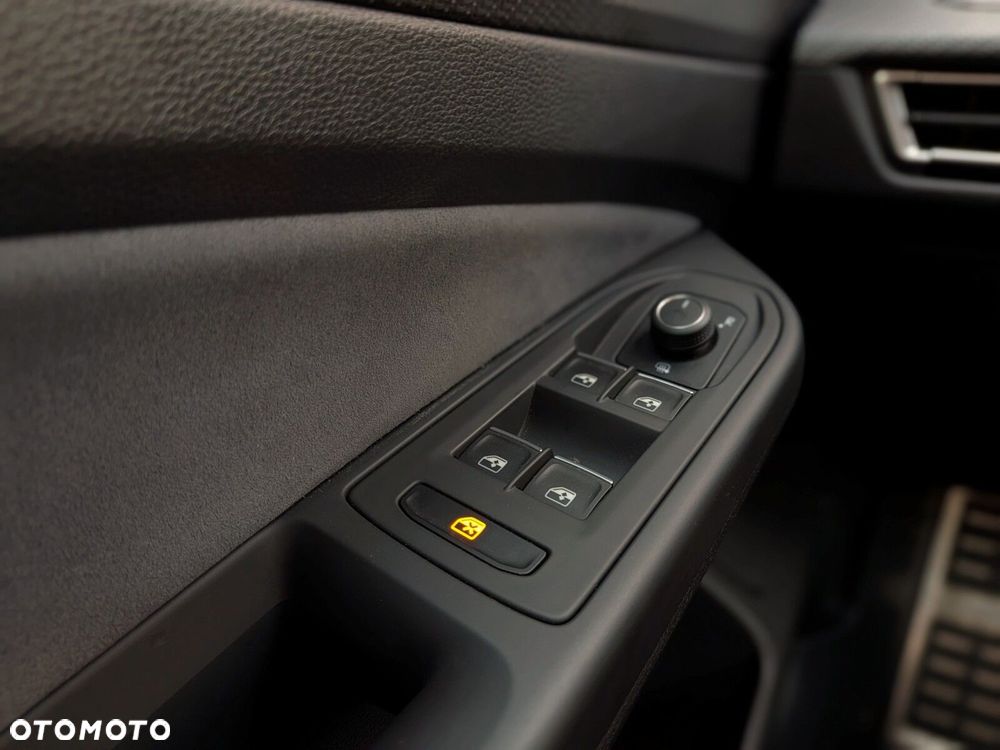 Volkswagen Golf 1.5 eTSI R-Line DSG - 32